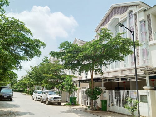 ផ្ទះវីឡាកូនកាត់ សម្រាប់ជួល នៅបុរី ជីប ម៉ុង ម៉ុងឬទ្ធី សែនសុខ