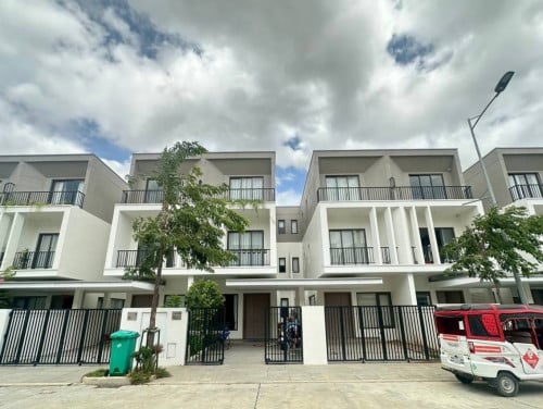 វីឡាភ្លោះតូច  សំរាប់លក់ នៅបុរីចន្ទគីរី នៅផ្លូវជាតិលេខ២