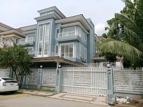 ផ្ទះវីឡាទោលកែងបុរីពិភពថ្មីសំរោងអណ្តែតលក់