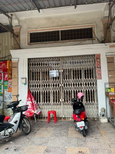 ផ្ទះលក់ជាបន្ទាន់ជាប់ផ្សាទំនើបជីបម៉ុងសំណង់12ក្រោយផ្សាងាយស្រួលធ្វើអជីវកម្មលក់ដូ តម្លៃ 220000$