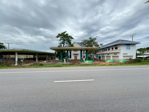 ដីមាន ផ្ទះវីឡា មានហ្គារ៉ាសាំង មានម៉ាត មានឃ្លាំង លក់បន្ទាន់ក្រោមទីផ្សារ50% ស្រុកសង្កែខេត្តបាត់ដំបង ។