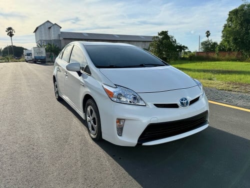 Prius 2013 (ក្នុងលឿង) 3