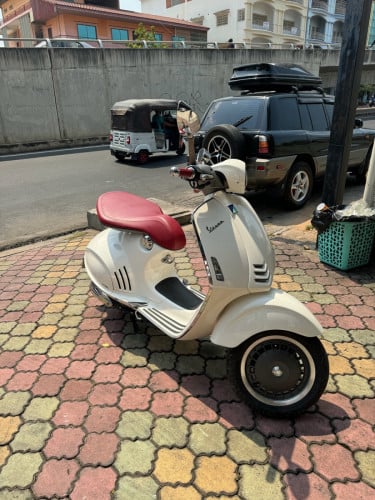 Vespa 946