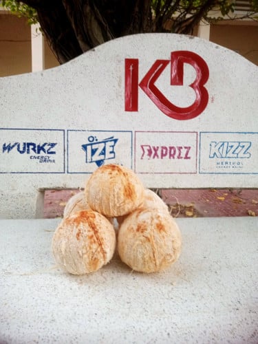 មានលក់ដូងបោះដុំនិងរាយ