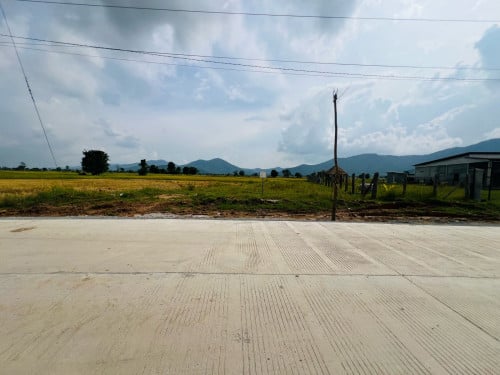 ដីភូមិលក់បន្ទាន់