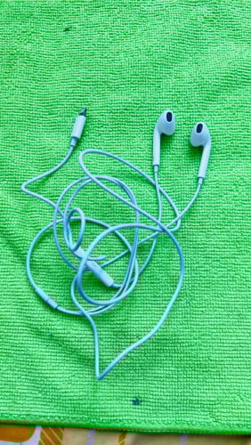 កាស​ហ្ស៊ីន Original iPhone 12, 13, 14 Pro Max earphone នៅដ្មីស្អាត​ 98% មួយទឹកជប៉ុន