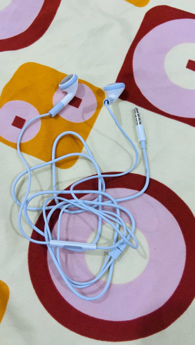 កាសស៊ីនសេរីចាស់​ Original iPhone/ iPod earphone នៅថ្មីស្អាត99% មួយទឹកជប៉ុន