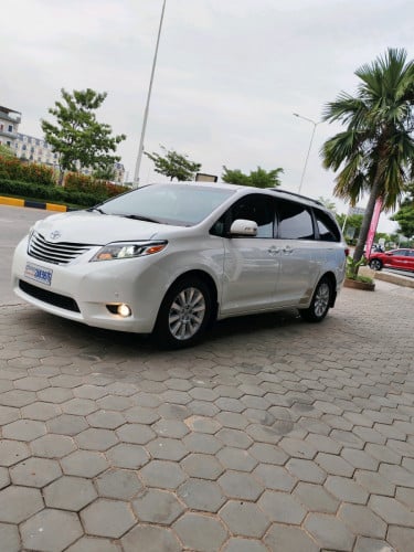 Sienna Limited 2015 V6