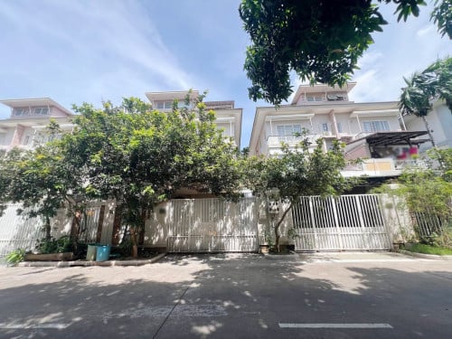 ឡាភ្លោះសម្រាប់ជួលនៅបុរីប៉េងហួតបឹងស្នោរ