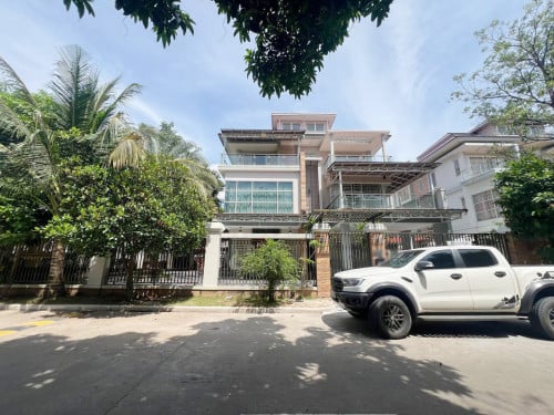 វីឡាឃ្វីន សម្រាប់ជួលនៅបុរីប៉េងហួតបឹងស្នោរ​