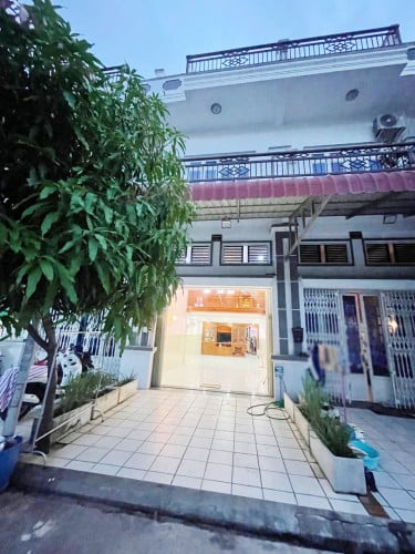 ផ្ទះល្វែងអាជីវកម្មសំរាប់ក្នុងបុរីលក់លើផ្លូវធំ ម្ដុំចំការដូង