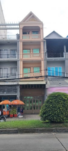 ផ្ទះល្វែងអាជីវកម្មសំរាប់ជួលលើផ្លូវធំ ម្ដុំចំការដូង