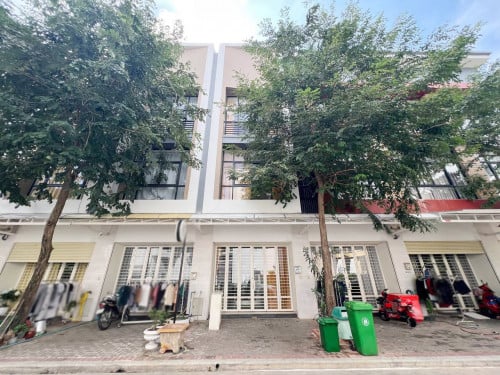 ផ្ទះអាជីវកម្ម សម្រាប់ជួល នៅបុរីប៉េងហួត បឹងស្នោរ