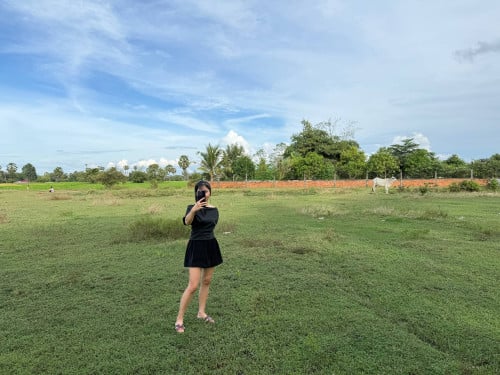 ដីភូមិកែងប្លង់រឹង តែ27គីឡូពីរង្វង់មូលចោមចៅ ផ្លូវជាតិលេខ៣ ម្ដុំផ្សារដើមរកា ជិតរោងចក្រអាល់ហ្វាស៊ីធី