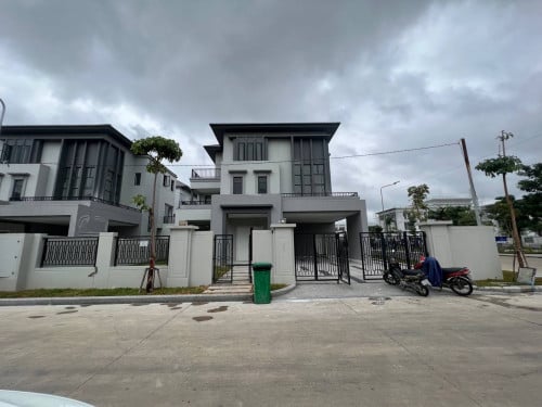 វីឡាឃ្វីន(កែង)សម្រាប់លក់បន្ទាន់• ទីតាំង បុរី ជីប ម៉ុងលែន ព្រៃសរ 50m នៅលើដងវិថីមានដើមឈើធំ