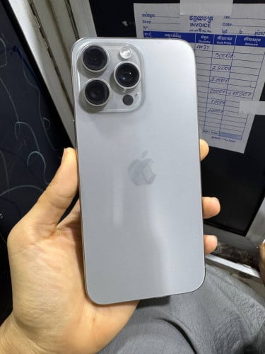 លក់ប្រញាប់ iPhone15 pro max 256G ស្អាត99 សានុំសុីនទាំងអស់
