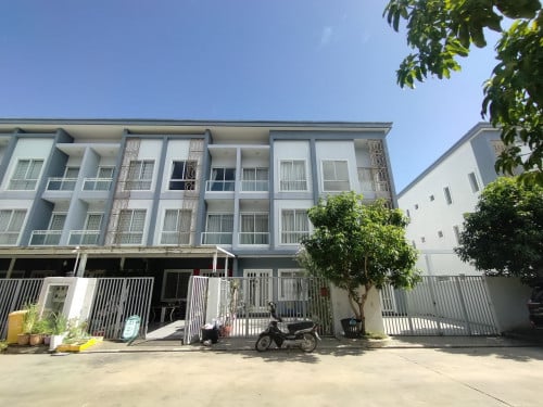 វីឡាកូនកាត់ LA លក់តម្លៃក្រោមទីផ្សារ នៅបុរី វ៉ារីណា សែន​ សុខ