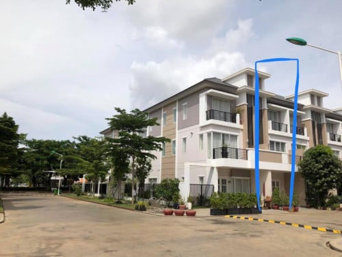 វីឡាកូនកាត់ LA បុរីប៉េងហួតបឹងស្នោរ $219,999