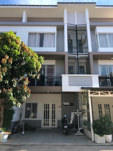 ផ្ទះវីឡាកូនកាត់ LC2 សម្រាប់ជួល / Link Villa LC2 for rent