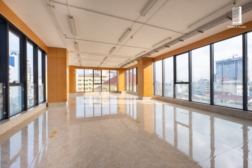 【Office Space for Rent】	Office Space in Grade B Building for rent	 【写字楼出租】	金边俄罗斯市场附近 乙级写字楼内办公室出租