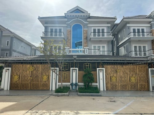 វីឡាភ្លោះសម្រាប់ជួល នៅបុរីវិមានភ្នំពេញ​ (ផ្ទះកែង) -R301