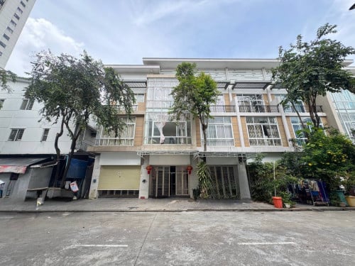 【#金边房屋出租  #出租】# 病发成 #一号路 房屋出租 /Shop House For Rent 房间数量：#4房 5卫 / 出租价格：$650