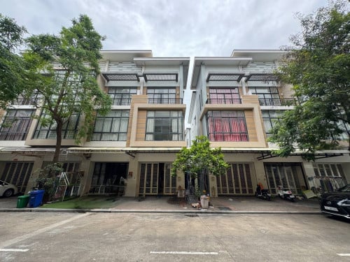 【#金边房屋出租  #出租】# 病发成 #一号路 房屋出租 /Shop House For Rent 房间数量：#4房 5卫 / 出租价格：$750 ( 家具齐全）