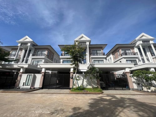 #TA_UrgentSale #RoseVille 👉🔥វីឡាភ្លោះលក់បន្ទាន់ខ្លាំង នៅក្នុងគម្រោងរ៉ូសវីល | Villa Twin For Sale!