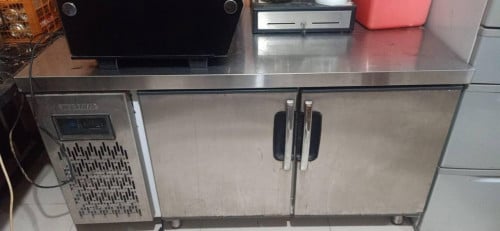 ទូក្លាសេអីវ៉ាន់សំរាប់ហាងកាហ្វេ​