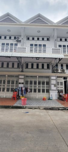 ផ្ទះល្វែងអាជីវកម្មសំរាប់លក់ក្នុងបុរី ម្ដុំចំការដូង