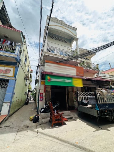 ផ្ទះកែងជាប់ផ្សា កណ្ដាលក្រុង លក់បន្ទាន់