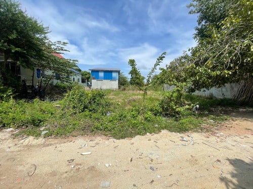 ដីភូមិស្មើស្អាតជិត​ព្រលាន​យន្តហោះ​ថ្មី​