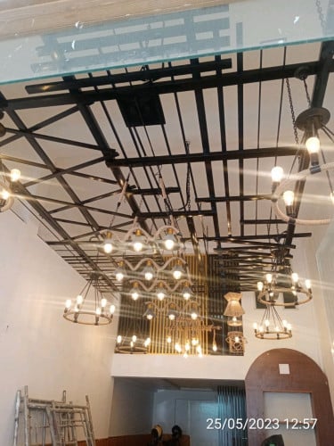 电工正在安装灯泡