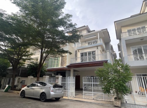 វិឡាទោលសំរាបលក់បន្ទាន់ ទីតាំងក្នុងបុរីភ្នំពេញថ្មី (ក្រោយបុរី Orkide )