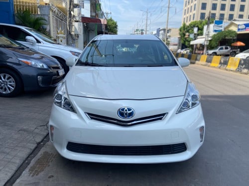 ឡានលក់ Toyota Prius V 2012 Option 3 ពណ៌សកាំម៉ៃ ទឹកថ្នាំហ្ស៊ីន90%