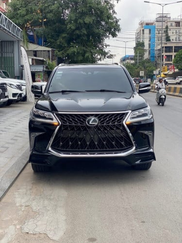 Lexus LX570 ឆ្នាំ2018 V8 Full option ធានាឡានស្អាត