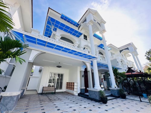 វីឡាឃ្វីនលក់បន្ទាន់ នៅសែនសុខ