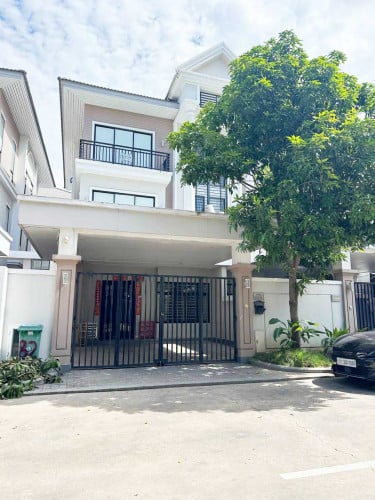 វីឡាភ្លោះសម្រាប់លក់ នៅក្នុងបុរីប៉េងហួតបឹងស្នោរ