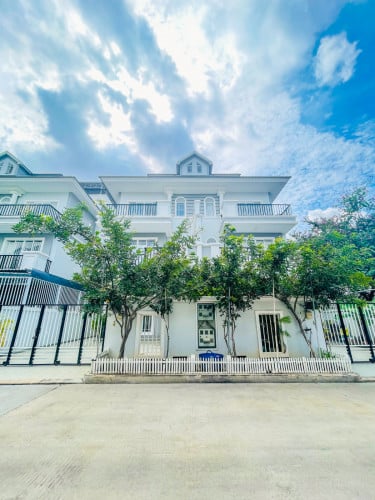 វីឡាភ្លោះ សម្រាប់ជួល!