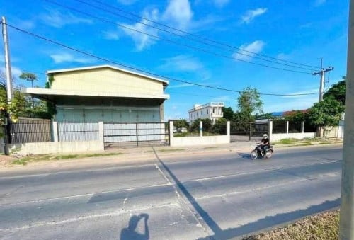 ដីឃ្លាំងលក់ ជាប់ផ្លូវធំហាណូយ​1019 ជិតវិទ្យាស្ថានពាណិជ្ជសាស្រ្ត ធនាគារអេសុីលីដា.