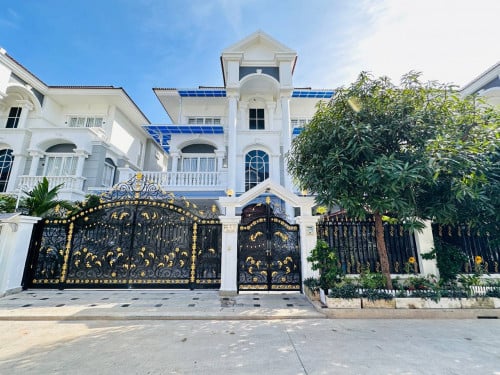 6បន្ទប់គេង​ វីឡាឃ្វីនក្នុងបុរី  ភ្នំពេញថ្មីអេលីតផាក2 សែនសុខ