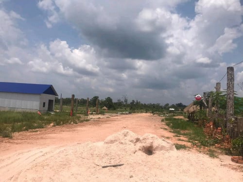 ដីឡូត៍ជាប់ផ្លូវរដ្ឋ30ម ដំលៃ1888$ ប្លង់បនបង្កាន់រឹង នៅសល់7ឡូតិ៍ 1ឡូតិទទឹង7ម បណ្ដោយ27ម