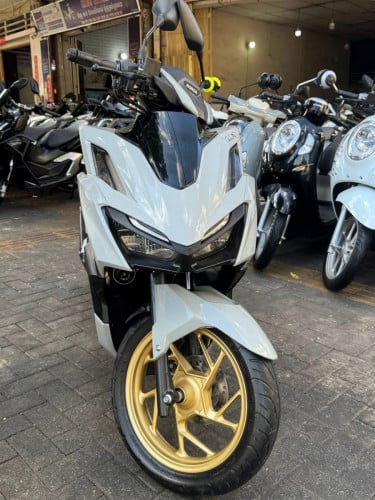 _ម៉ូដែល : Honda click(ក្រុមហ៊ុន)_សេរីឆ្នាំ​ : 2024_ពណ៌​ :​ ប្រផេះ(សុីន)