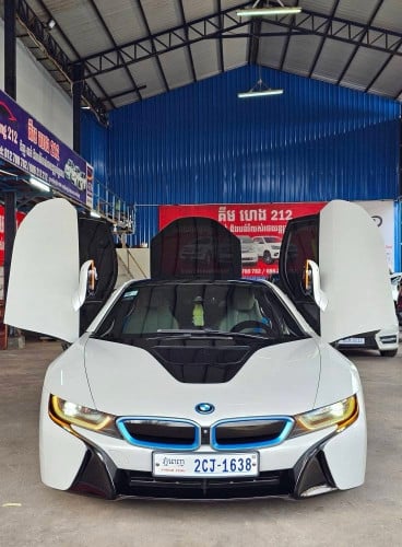 BMW i8 2015 Full Option តំបូលខ្មៅ ខ្សែក្រវ៉ាត់ខៀវ ពណ៍ស ឡានស្អាត ម្ចាស់ផ្ទាល់ គ្មានប្រវត្តិជួល