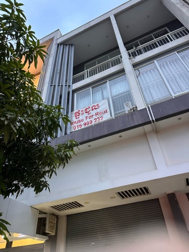 House for rent-near aeon sensok-street 20m