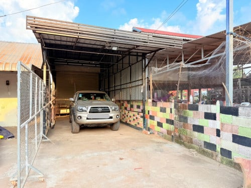 ផ្ទះលក់ ផ្លូវបេតុង ក្បែរផ្សារសំរោង ចចារ