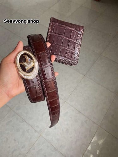 ស្បែកពោះក្រពើថ្នេរដេរដោយដៃ