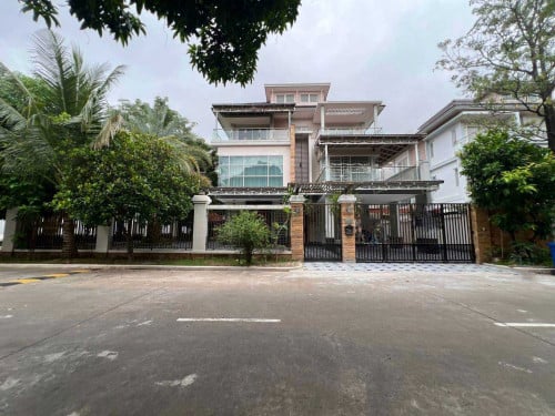 វីឡាឃ្វីនសម្រាប់ជួល នៅក្នុងបុរីប៉េងហួតបឹងស្នោរ