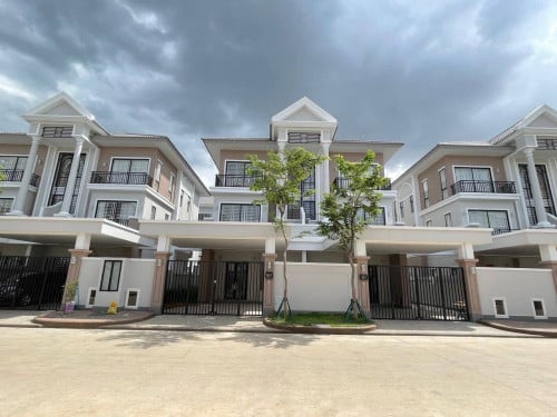 វីឡាភ្លោះ លក់បន្ទាន់ នៅក្នុងបុរីប៉េងហួតបឹងស្នោរ EURO VILLE