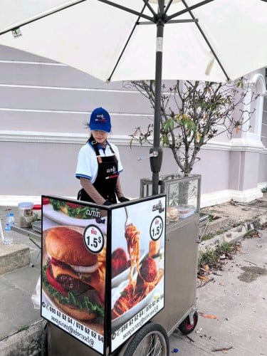 ផ្នែក អ្នកឈរលក់ Burger និងSpagetti ភេទស្រី